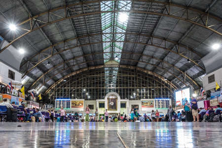 BANGKOK, THAILAND - JANUARY 14TH 2016 : hua lamphong train stationのeditorial素材