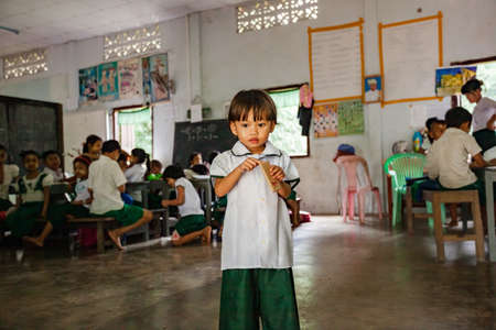 Hpa An, MYANMAR - 11/28/2016 : Unidentified Burmese students at schoolのeditorial素材