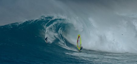 Sport photography. Jaws swell on International surfing event in Maui, Hawai 2021 December.のeditorial素材
