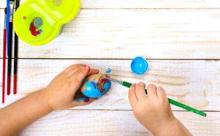 A mother and her painting Easter eggsの写真素材