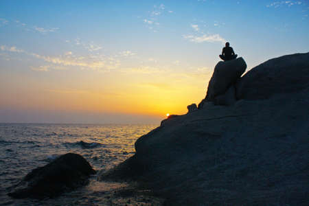	 Descrizione:	 Silhouette of a man on the cliff of the island of Elba, Tuscany, Italyの写真素材