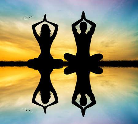 couple doing yogaの写真素材