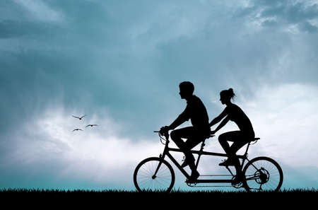 couple silhouette in tandemの写真素材