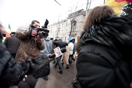 Approximatively 1-2 thousand people have gathered in the National Square from Chisinau (Moldova) to protest against the current administration. The people have come from different parts of the country at the initiative of Iurie Rosca, the leader of Populaのeditorial素材
