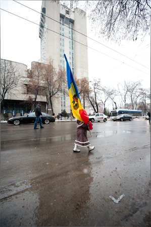 Approximatively 1-2 thousand people have gathered in the National Square from Chisinau (Moldova) to protest against the current administration. The people have come from different parts of the country at the initiative of Iurie Rosca, the leader of Populaのeditorial素材