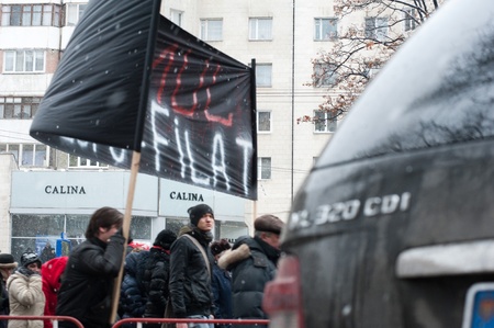 Approximatively 1-2 thousand people have gathered in the National Square from Chisinau (Moldova) to protest against the current administration. The people have come from different parts of the country at the initiative of Iurie Rosca, the leader of Populaのeditorial素材