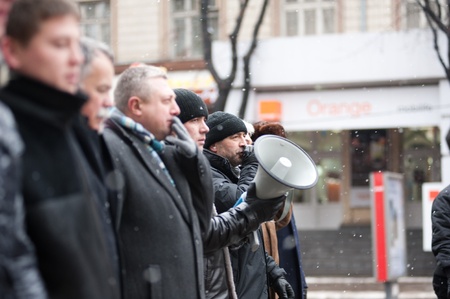 Approximatively 1-2 thousand people have gathered in the National Square from Chisinau (Moldova) to protest against the current administration. The people have come from different parts of the country at the initiative of Iurie Rosca, the leader of Populaのeditorial素材