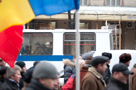 Approximatively 1-2 thousand people have gathered in the National Square from Chisinau (Moldova) to protest against the current administration. The people have come from different parts of the country at the initiative of Iurie Rosca, the leader of Populaのeditorial素材