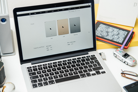 PARIS, FRANCE - SEP 10, 2015: Apple Computers website on MacBook Pro Retina in a creative room environment showcasing the newly announced iPad Pro in three color finishのeditorial素材