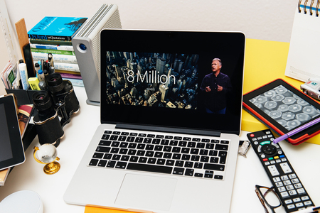 PARIS, FRANCE - SEP 10, 2015: Apple Computers website on MacBook Pro Retina in a creative room environment showcasing the newly announced iPhone 6Sのeditorial素材
