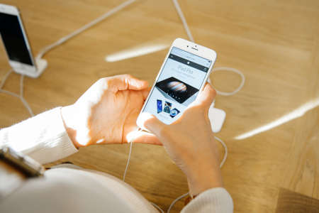 PARIS, FRANCE - OCT 3, 2015: Customer checks the new iPhone 6s with the Safari App and the Apple Websiteのeditorial素材