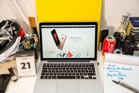 PARIS, FRANCE - MARCH 21, 2016: Apple Computers website on MacBook Pro Retina in a geek creative room environment showcasing the newly announced iPhone SE 4 inchのeditorial素材
