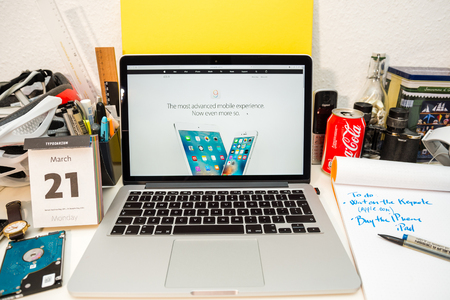 PARIS, FRANCE - MARCH 21, 2016: Apple Computers website on MacBook Pro Retina in a geek creative room environment showcasing the newly announced iPad pro and its OSのeditorial素材