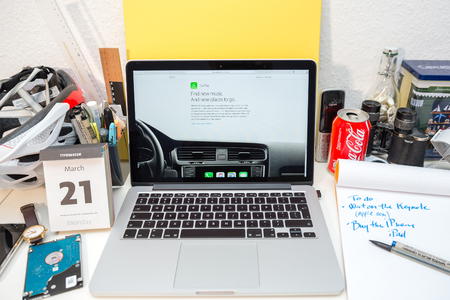 PARIS, FRANCE - MARCH 21, 2016: Apple Computers website on MacBook Pro Retina in a geek creative room environment showcasing the newly announced iOS 9.3 with Car Playのeditorial素材