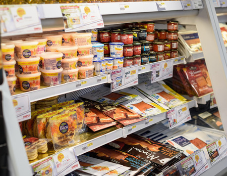 PARIS, FRANCE - DEC 21, 2016: Large selection of French delicatessen - fish eggs red roe, red caviar, baked salmon in Simply supermarket - part auf Auchanのeditorial素材