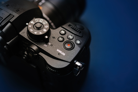 PARIS, FRANCE - APR 9, 2017: View from above of the the Panasonic Lumix DMC-GH5 - and Leica Vario-Elmarit 12-60 Micro Four Thirds System digital still and video camera with 4K 10 bit Video recording internal capability.のeditorial素材