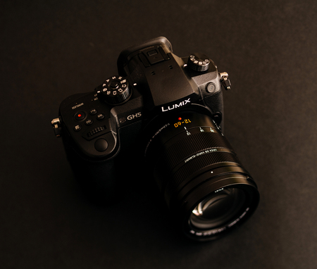 PARIS, FRANCE - APR 9, 2017: view detail of the Panasonic Lumix DMC-GH5 - and Leica Vario-Elmarit 12-60 Micro Four Thirds System digital still and video camera with 4K 10 bit Video recording internal capability.のeditorial素材