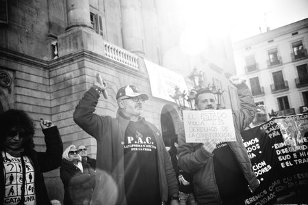BARCELONA, SPAIN - NOV 12, 2017: Protesters in Barcelona Catalunya in front of the City Hall building for the region independence from Spainのeditorial素材