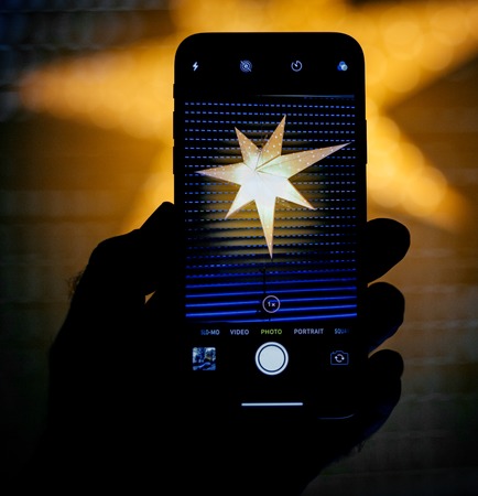 PARIS, FRANCE - NOV 10, 2017: Photo setting for the portrait mode in the new Apple iPhone x smartphone telephone - photographing a traditional nordig window starのeditorial素材