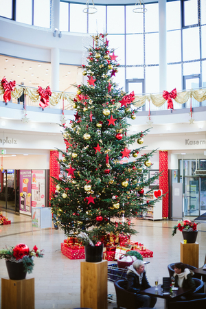 FRANKFURT, GERMANY - DEC 21, 2016: majestic Christmas tree in Shopping Center in Frankfurt with people walking during shopping in the mall for gifts for the holidaysのeditorial素材