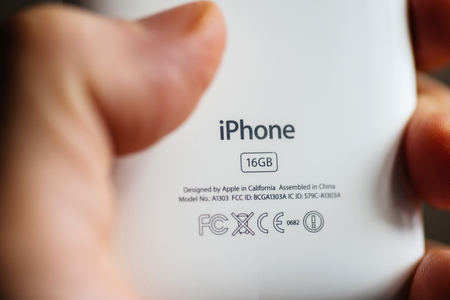 PARIS, FRANCE - JAN 6, 2018: Hand holding Apple iphone 3GS smartphone with 16gb memoryのeditorial素材