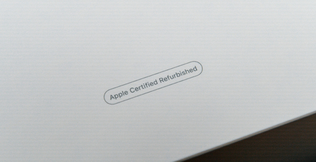 PARIS, FRANCE - JAN 10, 2018: Apple Certified Refurbished logotype on a white cardboard boxのeditorial素材