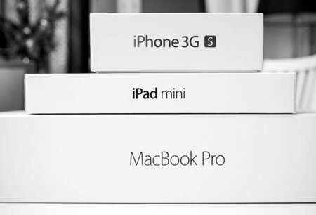 LONDON, UNITED KINGDOM - JAN 14, 2015: Stack of Apple Computers cardboard boxes - MacBook Pro, iPad Mini and iPhone 3Gのeditorial素材