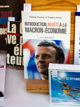 PARIS, FRANCE - MAY 4, 2018: Introduction inquiete a la Macron economie book on library window during Presidential Elections in Franceのeditorial素材
