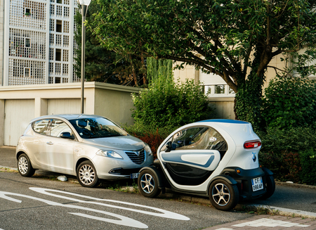 STRASBOURG, FRANCE - JUN 6, 2017: Renault Twizi electric car parked in front of Lancia Ypsilon carのeditorial素材