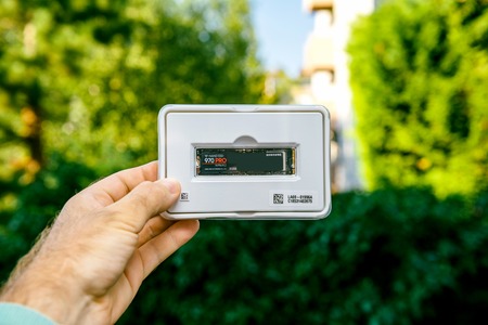 PARIS, FRANCE - AUG 3, 2018: Man hand holding white packaging box of NVME PCIE SSD hard drive disk with high read and write speed Samsung 870 Proのeditorial素材