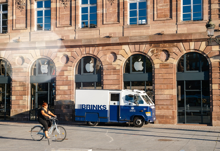 STRASBOURG, FRANCE - SEP 12, 2018: Brinks armored security truck cash transportation from Apple Store in Franceのeditorial素材