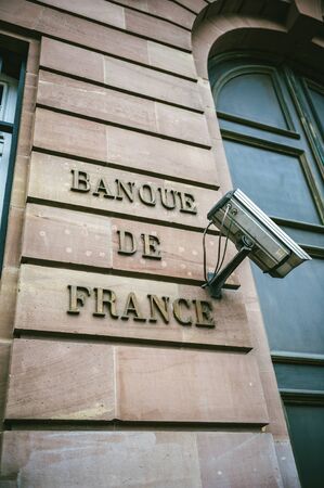 Photo pour STRASBOURG, FRANCE - DEC 28, 2012: Banque de France sign on the facade of the building with CCTV surveillance camera - image libre de droit