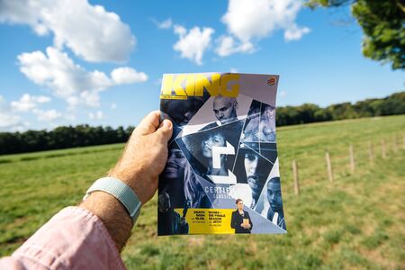 HAARLEM, NETHERLANDS - AUG 17, 2018: Man holding the King magazine issued by Burger Kingのeditorial素材