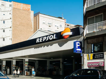 Barcelona, Spain - Nov 13, 2017: Repsol gas station in central Barcelona near the apartment buildings and large Parking signのeditorial素材