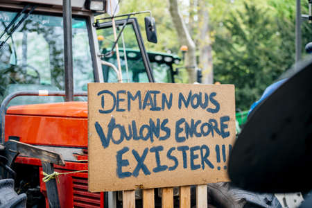 One thousand tractors roll for farmer protestのeditorial素材