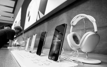 iPhone 13, 13 Pro and an iPhone 13 Pro Max presentation during launch dayのeditorial素材