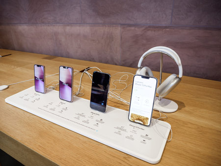 Row of new smartphones in Apple Store with iPhone 13, 13 Pro and an iPhone 13 Pro