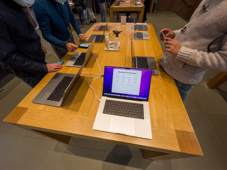 Customer talking with Genius about new Apple Computers MacBook pro 16