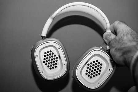 POV male hand new silver Apple Computers AirPods Maxのeditorial素材