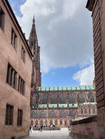 Ultra-wide image Strasbourg Notre-Dame cathedral view from Rueのeditorial素材