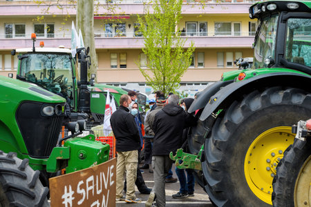 People farmeers next to their tractors roll for farmer protest in Strasbourgのeditorial素材