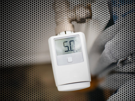Close-up of electronic smart self-adjusting temperature thermostの写真素材