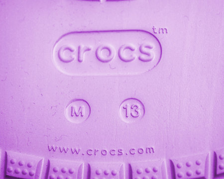 Logotype of new Crocs sandals foam clogs M13 size with www.crocs.com internet addressのeditorial素材