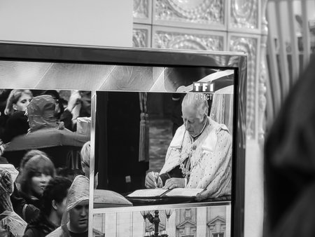 King Charles III takes the coronation oath, signing his name in front auddienceのeditorial素材