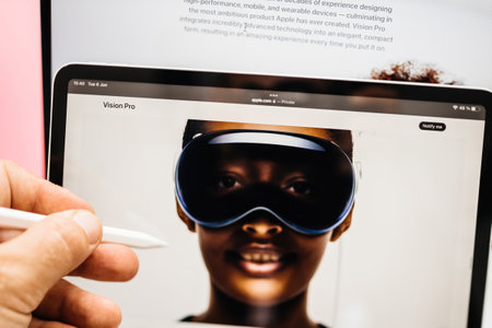 Presentation Apple Vision Pro mixed reality XR headsetのeditorial素材