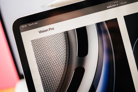 Presentation Apple Vision Pro mixed reality XR headsetのeditorial素材