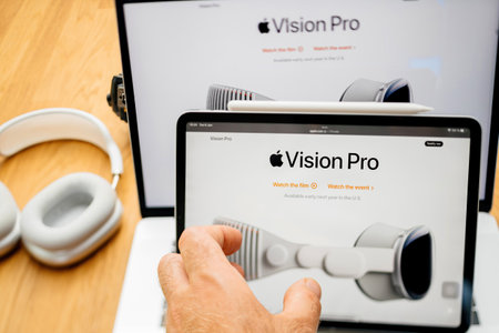 Presentation Apple Vision Pro mixed reality XR headsetのeditorial素材