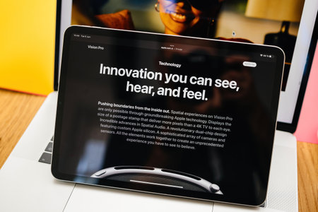 Presentation Apple Vision Pro mixed reality XR headsetのeditorial素材