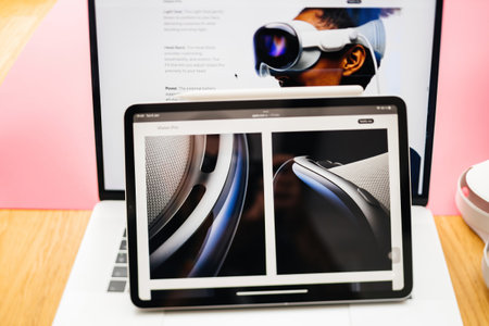 Presentation Apple Vision Pro mixed reality XR headsetのeditorial素材