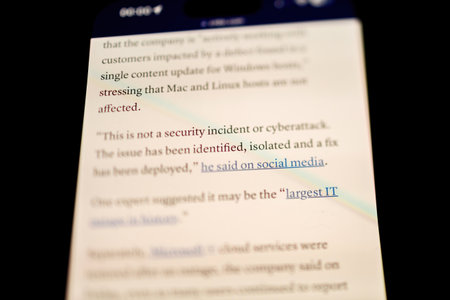 Paris, France - Jul 20, 2024: A close-up of an iPhone screen showing a detailed article on the CrowdStrike issue, stating the problem is not a security incident or cyberattack, set against a dark backgroundのeditorial素材